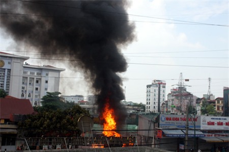 Hàng trăm lượt xe chở nước và bọt phụt vào xe bồn nhưng lửa không chịu tắt