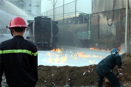 Hàng trăm lượt xe chở nước và bọt phụt vào xe bồn nhưng lửa không chịu tắt