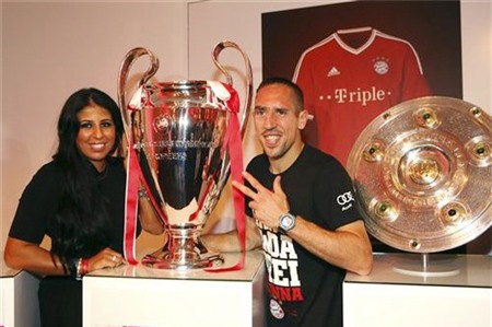 Vợ chồng Ribery chụp ảnh lưu niệm với Cup.