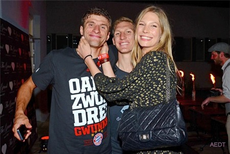 Dàn sao 'Hùm xám' tưng bừng với bữa tiệc mừng 3 chức vô địch liên tiếp là Bundesliga, Champions League và Cúp quốc gia.