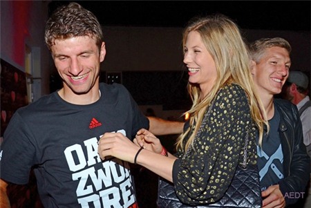 Sarah và Muller tươi cười sau khi trêu đùa nhau.