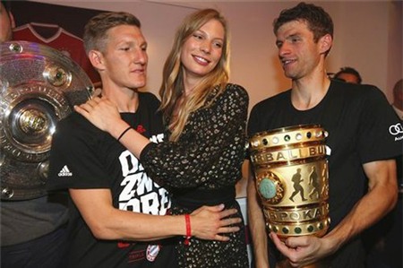 Schweinsteiger ôm ấp người yêu khi đồng đội Muller mang chiếc Cup quốc gia ra khoe.