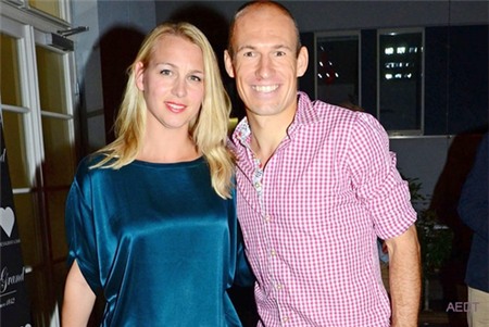 Vợ chồng Robben tình tứ đi dự tiệc.