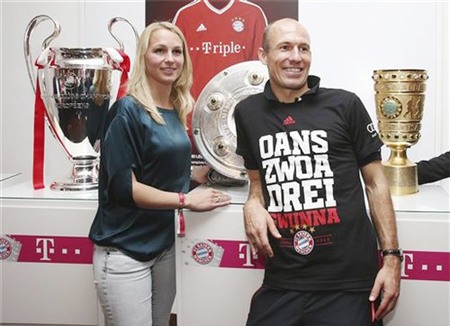 Tiền vệ Robben kịp thay áo phông đồng phục giống các đồng đội khi chụp ảnh tại 3 chiếc Cup.