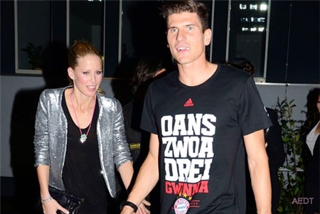 Mario Gomez và bạn gái người mẫu Carina Wanzung.