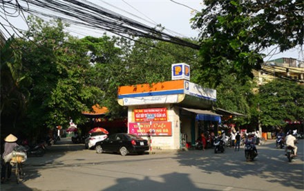 Cây xăng tại 29 Tạ Quang Bửu, giữa khu tập thể Bách Khoa, bên trái là trường THCS Ngô Gia Tự