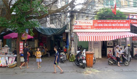 Cửa hàng số xăng dầu tại số 4 Nguyễn Đình Chiểu, một con phố nhỏ và bên cạnh là khu dân cư đông đúc