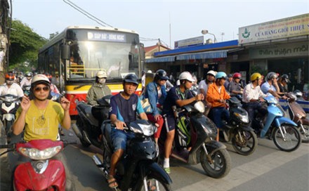 Trạm xăng trên phố Đê Lê Thành - khỏi phải bàn luận về mật độ giao thông trên con phố này