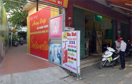 Phố Khâm Thiên, xung quanh là các khu nhà dân san sát...