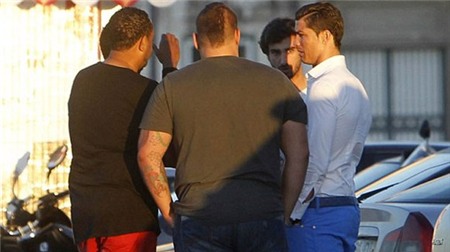 Ronaldo đau lưng, nhưng đi bar đến... 7 giờ sáng