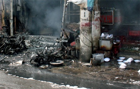 Bếp than tổ ong la liệt trước cửa quán cơm.