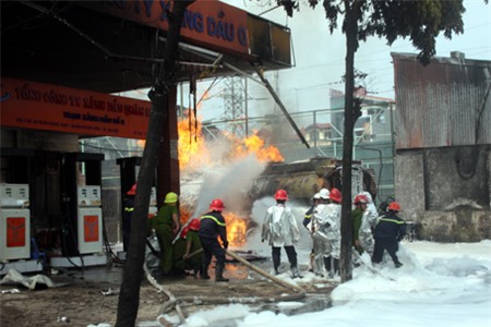 Lực lượng chữa cháy quần thảo với ngọn lửa suốt hơn 4 tiếng đồng hồ