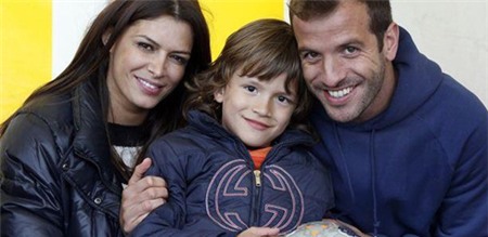 Van der Vaart khoe ảnh hạnh phúc bên con trai và bạn gái. Ảnh: Twitter.