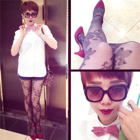 Legging ren trở thành điểm nhấn ấn tượng cho bộ trang phục trẻ trung gồm sơ mi trắng, quần short jeans và nơ cài cổ áo.