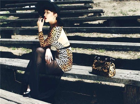 Hình ảnh một quý cô đài các, gợi cảm được Tóc Tiên