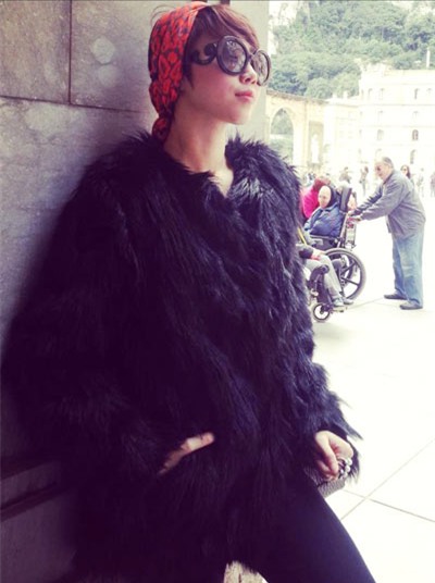 Áo choàng lông thời thượng đôi khi cũng được nữ ca sĩ .