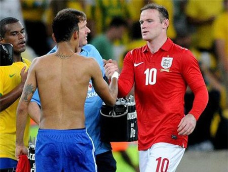 Neymar cởi trần để lộ hình xăm mới khi bắt tay với Rooney sau trận giao hữu giữa Brazil và Anh cuối tuần qua.