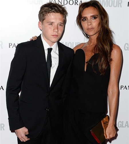 Tối qua, bà Becks cùng cậu con trai đầu lòng Brooklyn tới dự lễ trao giải tôn vinh nữ giới diễn ra tại Berkeley Square Gardens, London