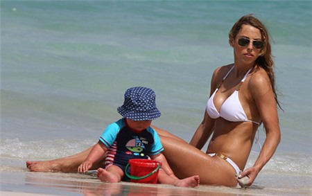 Người đẹp Dani nóng bỏng bên cạnh cậu con trai 14 tháng tuổi của cặp đôi, bé Nico.