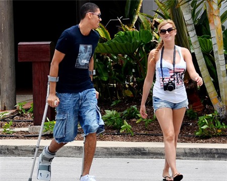 Chris Smalling chống nạng đi dạo với bạn gái khi mới đến Barbados.