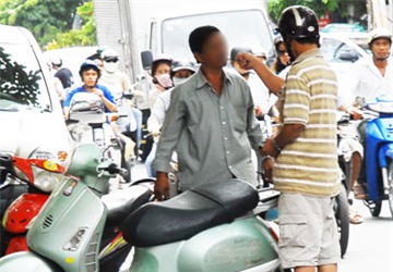 Nói tục nơi công cộng, phạt 200.000 đồng, Tin tức Việt Nam, Tin tức trong ngày, chui tuc noi cong cong, chui tuc chon dong nguoi, khong mang chung minh thu, mac quan lot noi cong cong, xu phat hanh chinh, tin tuc, tin nhanh, tin hot, vn