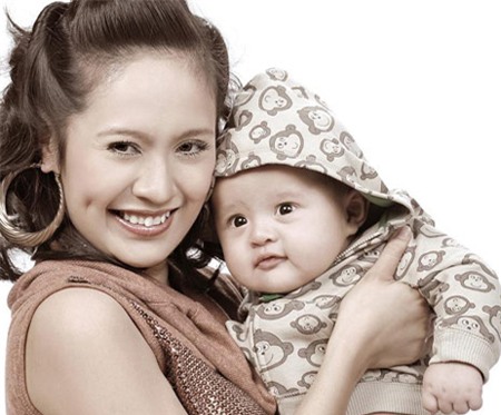 Cà Phê luôn được xem là một trong những em bé đáng yêu nhất của làng giải trí Việt. Một trong những bức ảnh đầu tiên Cà Phê xuất hiện bên mẹ Thanh Thúy cũng là