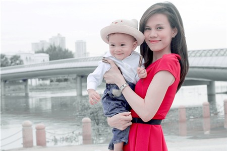 Gương mặt hạnh phúc của bà mẹ trẻ Thụy Anh bên con trai Jacky Minh Trí. Bức ảnh này được chụp 