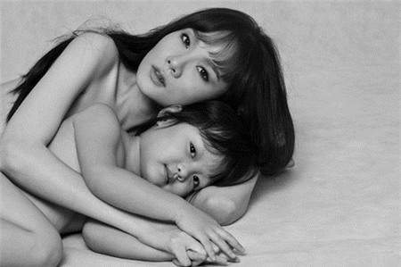 Dưới góc máy của Trương Thanh Hải, những bức ảnh thể hiện sự ấm áp tình mẫu tử và cô bé Doanh Doanh cũng đã diễn xuất ăn ý bên mẹ.