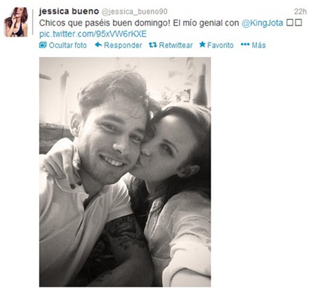 Jessica Bueno cũng đăng ảnh tình tứ với