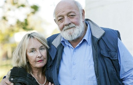 Pistorius một mực khẳng định, anh bắn Reeva vì tưởng là trộm đột nhập nhưng bố mẹ của người đẹp không tin như vậy.