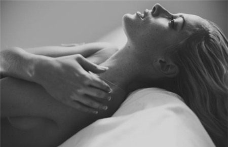 Những tấm ảnh này được chụp thời gian ngắn trước khi người mẫu tóc vàng ra đi sau 4 phát súng oan nghiệt của chính bạn trai, VĐV khuyết tật nổi tiếng Oscar Pistorius.