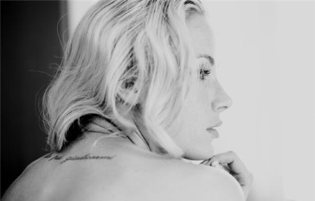 Người đẹp bán nude để lộ hình xăm dòng chữ 'Chỉ có Chúa mới có quyền phán xét tôi' bằng chữ Italy ở sau lưng.