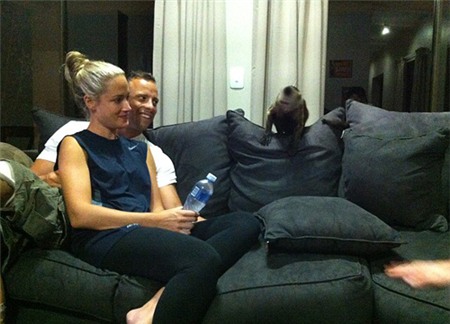 Tháng trước, một tờ báo cũng đăng tấm ảnh 'Người không chân' và Reeva tình tứ ngồi sát cạnh nhau, đang chăm chú nghe ai đó nói chuyện.