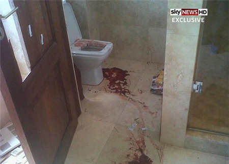 Hôm cuối tuần, tấm ảnh chụp nhà vệ sinh với sàn dính bê bết máu, hiện trường của bi kịch đau lòng này, cũng được hé hộ