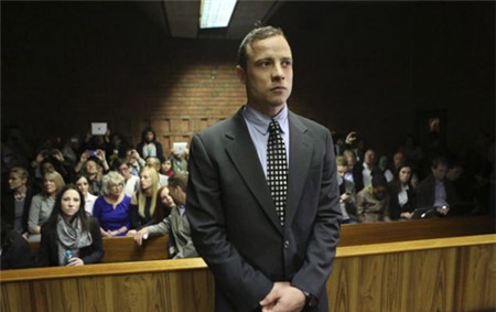 Hôm 4/6, khi những tấm ảnh gợi cảm cuối đời của Reeva được tung ra cũng là ngày Pistorius phải hầu tòa ở Pretoria, Nam Phi.