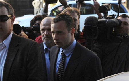 VĐV điền kinh 26 tuổi với gương mặt khá căng thẳng và lo lắng khi tới tòa.