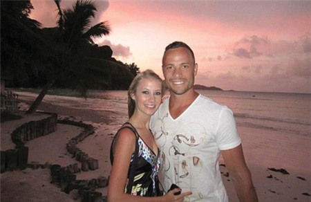 Ngôi sao khuyết tật chụp ảnh cùng bạn gái cũ Samatha Taylor.