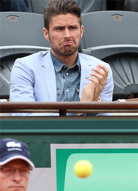 Giroud bĩu môi dài thượt khi ngồi trên khán đài theo dõi trận đấu thuộc vòng 4 Roland Garros giữa Tsonga và Federer.