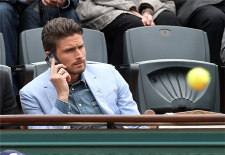 Sao Arsenal khá căng thẳng khi nghe điện thoại.