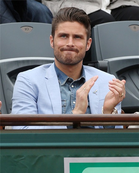 Sao Arsenal bặm môi, vỗ tay tán thưởng một pha bóng hay của Tsonga và Federer.