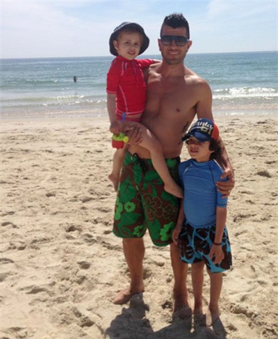 Trung vệ Cristiano Roland của Hà Nội T&T đang cùng gia đình tận hưởng kỳ nghỉ mát ở quê nhà.