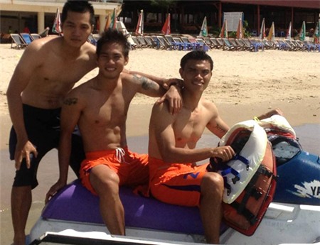 Tài Em khoe bức ảnh cùng các đồng đội ở Xuân Thành Sài Gòn nghỉ dưỡng ở bãi biển Vũng Tàu.