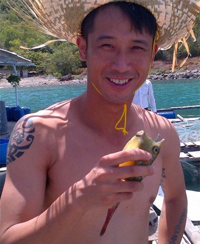 Như Thành vui vẻ khi thưởng thức hải sản trên một nhà bè. Anh tự nhận mình là thổ dân ở thành phố biển Hải Phòng.