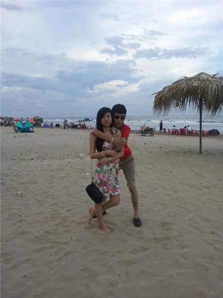 Hiệp gà thân mật tình mới bên bờ biển