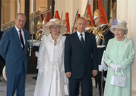 Ông Putin và bà Lyudmila gặp Nữ hoàng Elizabeth II và công tước Edinburgh tại London tháng 6/ 2003. Ảnh: RIA Novosti