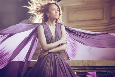 Gần 2 tháng phát hành, album vol 8 của Mỹ Tâm vẫn nhận được sự đón nhận nồng nhiệt của người yêu nhạc lẫn sự đánh giá cao của giới chuyên môn. Đến thời điểm hiện tại, MV Vì em quá yêu anh đã đạt gần 1 triệu rưỡi lượt xem sau 1 tháng phát hành. MV Sự thật ta yêu nhau, My Friend cũng đang trên đường chinh phục con số ấn tượng này. Cuối tháng 4 vừa qua, nữ ca sĩ xinh đẹp cũng đã nhận được giải thưởng Ca sĩ của năm của giải Cống hiến lần 8 – 2013 nhờ những đóng góp tích cực của mình cho làng nhạc Việt. Trong đó có việc cô đã vinh dự trở thành Ca sĩ đầu tiên của Việt Nam nhận giải thưởng Mnet Asian Music Awards (MAMA) - một trong 4 giải thưởng âm nhạc lớn của Hàn Quốc.