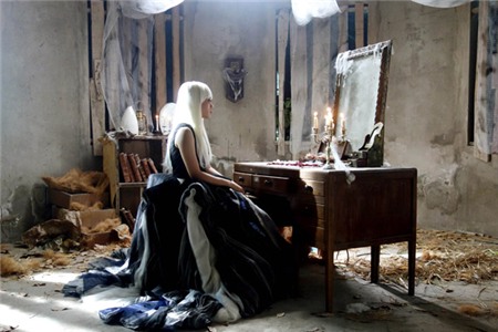 Nếu như khán giả đã có phần quen thuộc với một Mỹ Tâm cùng mái tóc dài, diện váy, thì hai tạo hình ấn tượng còn lại trong MV này quả thật là điều mà không một ai có thể nghĩ đến, một Mỹ Tâm trở nên khác lạ và thậm chí là một chút “ám ảnh”. Được xây dựng với tông màu đối lập đen – trắng, hình ảnh này được Mỹ Tâm lồng ghép với mong muốn thể hiện được tâm trạng dằn vặt, đau đớn của người con gái đã đánh mất đi tình yêu lớn của cuộc đời mình và sự đợi chờ mòn mỏi mong tình yêu quay trở lại, đây cũng chính là thông điệp mà ca khúc Như một giấc mơ muốn chuyển tải.