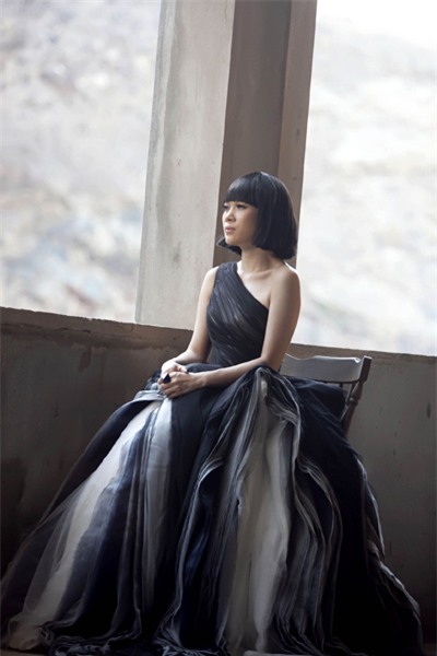 Có thể với những người yêu thích một Mỹ Tâm dịu dàng và nhẹ nhàng, thì những hình ảnh mà cô chọn để hóa thân lần này có thể là một quyết định quá mạo hiểm. Trước nhận định này, Mỹ Tâm chia sẻ: “Tâm đã trải qua nhiều cung bậc cảm xúc của cuộc sống. Khi là một người nghệ sĩ, Tâm càng hạnh phúc hơn khi được hóa thân vào những nhân vật, những tính cách khác nhau. Mỗi sự thay đổi với tôi đều là một khám phá, có những cái hay riêng. Làm cái gì cũng nên cố gắng tốt nhất có thể. Nếu sáng tạo được thì càng nên làm”.