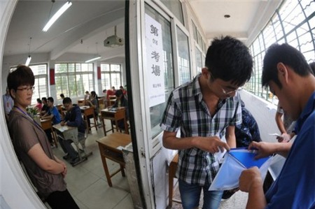 Học sinh Trung Quốc bắt đầu bước vào kỳ thi đại học nổi tiếng khắc nghiệt.