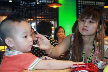 Với những món có nước, cậu bé phải nhờ sự giúp của mẹ. Món Hiếu Nhân thích nhất là phở, cậu bé có thể ăn hết nửa tô người lớn.